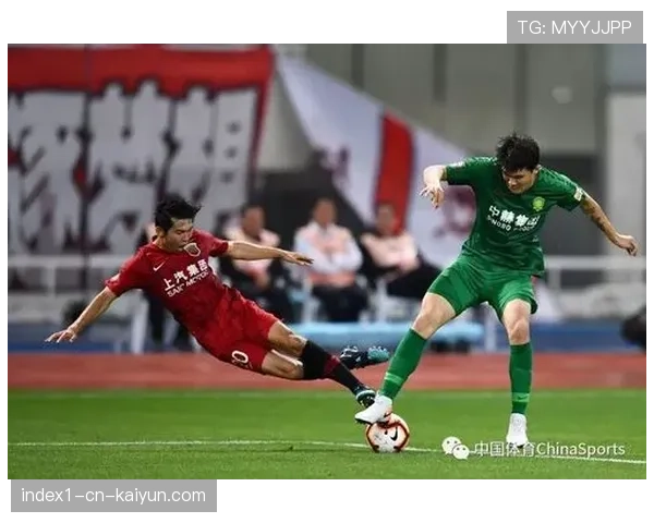 杨世元头部受伤倒地接受治疗 海港中场拼抢硬度受影响